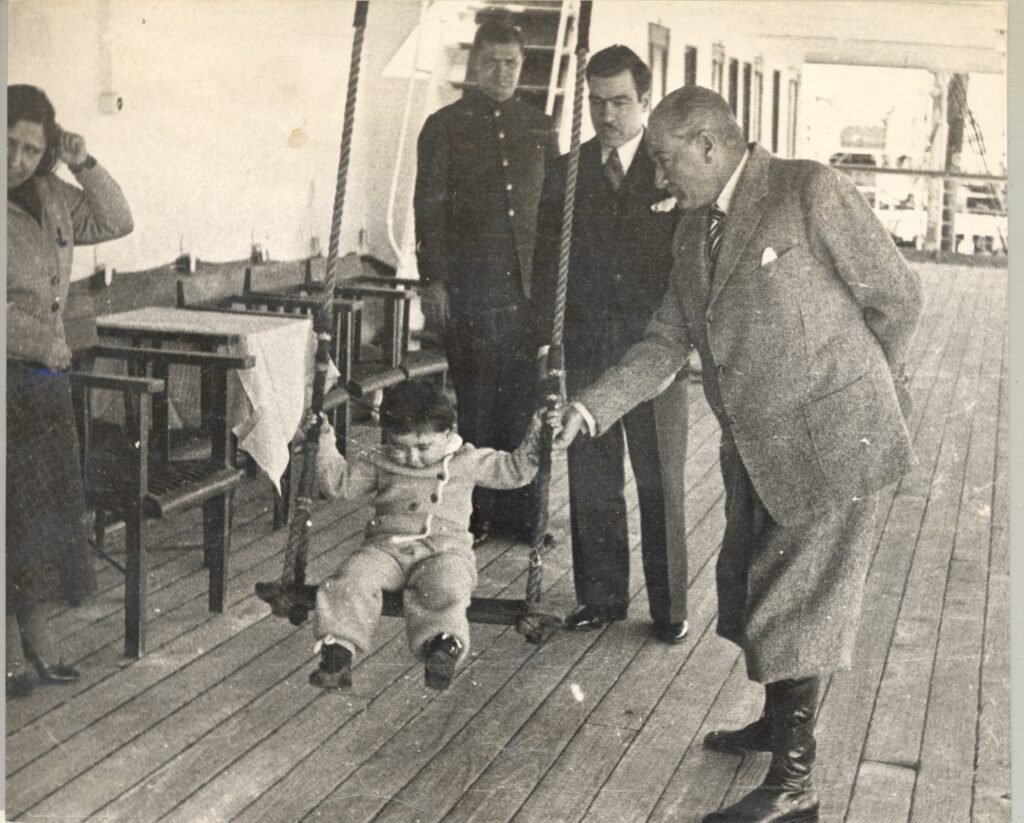 Atatürk ve Çocuk